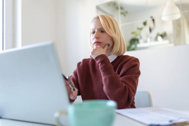 Bitkin hissediyorum. Hüsrana uğramış genç bir kadın çalışma yerinde otururken bitkin görünüyor.