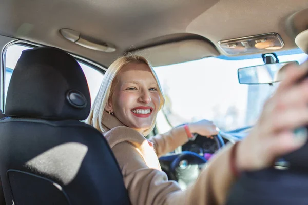 Kobieta Samochodzie Odwraca Się Patrzy Pasażerów Taksówkarzu Koncepcja Pojazdu Egzaminacyjnego — Zdjęcie stockowe