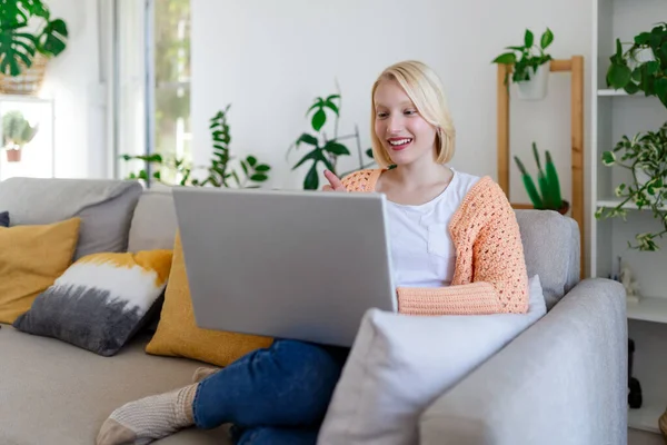 Усміхнена Молода Жінка Використовує Ноутбук Вдома Дивлячись Екран Спілкуючись Проводячи — стокове фото