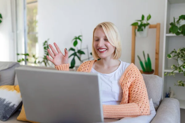 Jovem Sorrindo Usando Laptop Casa Olhando Para Tela Conversando Tendo — Fotografia de Stock