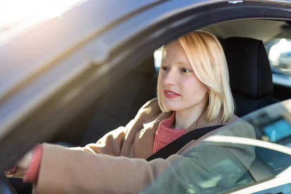 Young Woman Sitting Car Happy Woman Driving Car Smiling Portrait — Zdjęcie stockowe