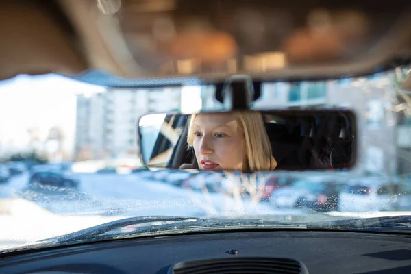 Frau Stellt Rückspiegel Ihres Autos Ein Glückliche Junge Fahrerin Die — Stockfoto