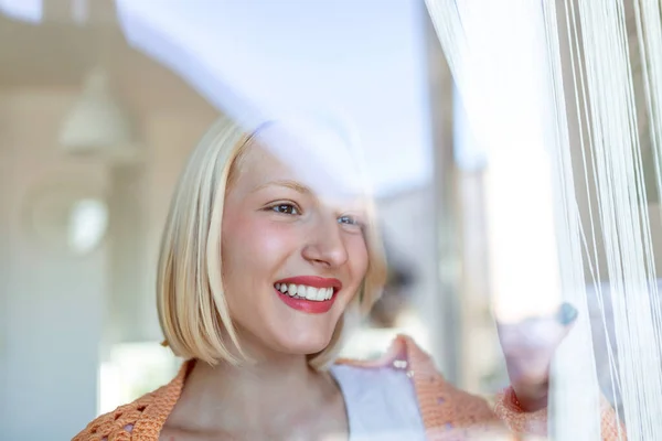 Schöne Frau Die Morgens Fenster Sitzt Und Kaffee Trinkt Blick — Stockfoto