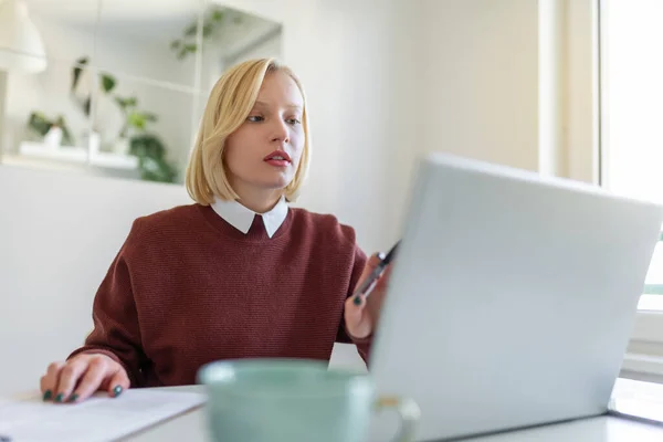 Young Woman Works Remotely Laptop Her Apartment Lady Video Business — Stock Photo, Image