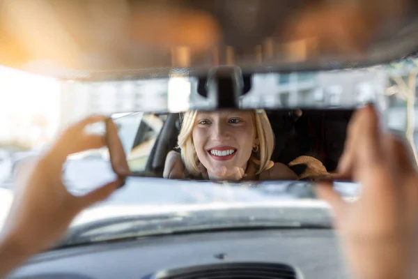 Kobieta Ustawia Lusterko Wsteczne Samochodu Szczęśliwa Młoda Kobieta Kierowca Patrząc — Zdjęcie stockowe