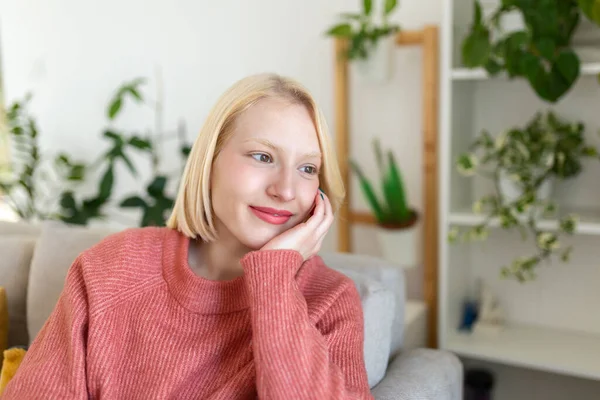 Retrato Mulher Bonita Com Cabelo Loiro Sorriso Natural Sorrindo Bonito — Fotografia de Stock