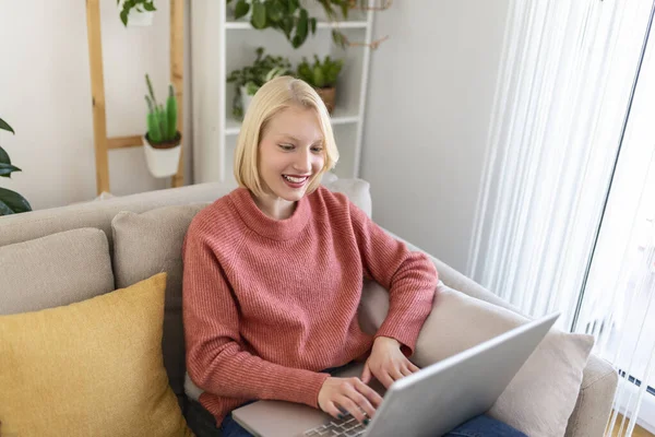 Усміхнена Молода Жінка Використовує Ноутбук Вдома Дивлячись Екран Спілкуючись Одягаючи — стокове фото