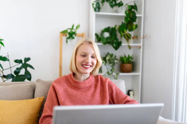 Усміхнена Молода Жінка Використовує Ноутбук Вдома Дивлячись Екран Спілкуючись Одягаючи — стокове фото