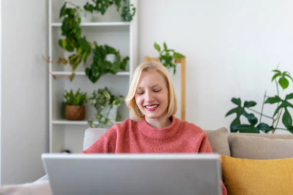 Усміхнена Молода Жінка Використовує Ноутбук Вдома Дивлячись Екран Спілкуючись Проводячи — стокове фото