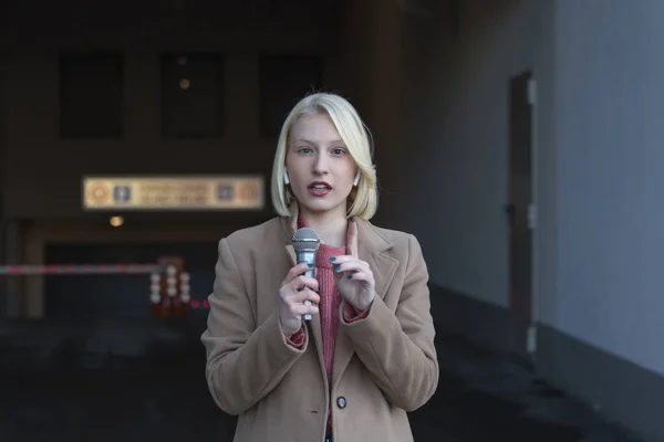 Ritratto Ritagliato Reporter Professionista Lavoro Giovane Donna Piedi Sulla Strada — Foto Stock