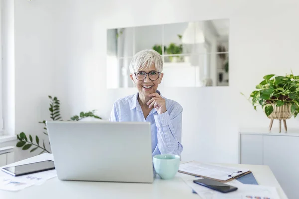 Elderly Woman Working Laptop Computer Smiling Woman Working Home Laptop — Stock fotografie