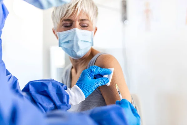 Primo Piano Del Medico Generico Che Effettua Iniezione Del Vaccino — Foto Stock