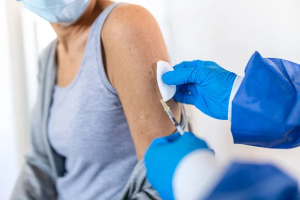 Γιατρός Που Κρατά Σύριγγα Χορηγεί Δόση Ένεσης Για Εμβολιασμό Covid — Φωτογραφία Αρχείου