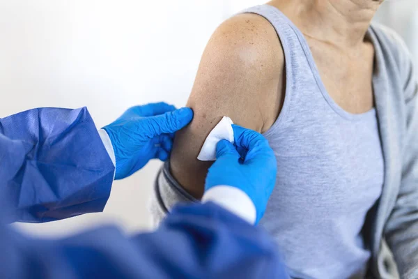 Medico Generico Che Vaccina Vecchio Paziente Clinica Con Spazio Copia — Foto Stock