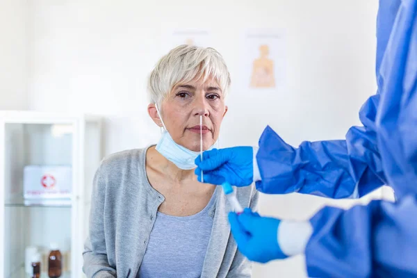 Physician Wearing Personal Protective Equipment Performing Coronavirus Covid Pcr Test — Stock Photo, Image