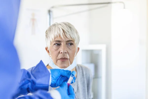 Mature Caucasian Woman Clinical Setting Being Swabbed Healthcare Worker Protective — Stock Photo, Image