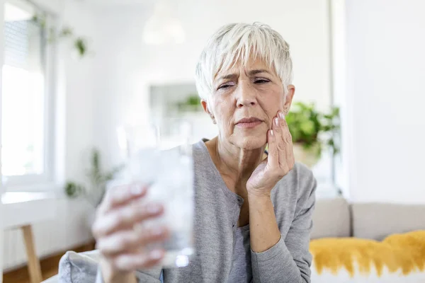 Senior Kvinna Med Känsliga Tänder Och Hand Hålla Glas Kallt — Stockfoto