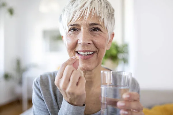 Leende Glad Frisk Medelålders Talskvinna Håller Glas Vatten Med Kosttillskott — Stockfoto