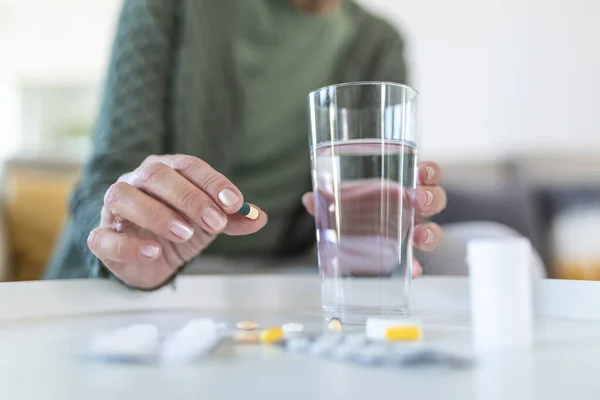 Sağlık Sigortası Konsepti Yaşlı Bir Kadın Vitamin Hapı Içerken Elinde — Stok fotoğraf