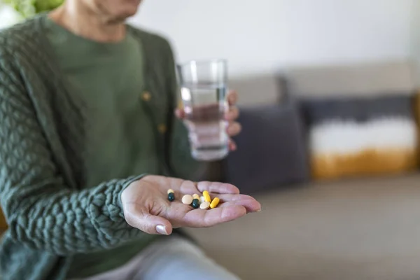 Vágott Kilátás Beteg Beteg Érett Idős Kezében Különböző Tabletták Tenyér — Stock Fotó