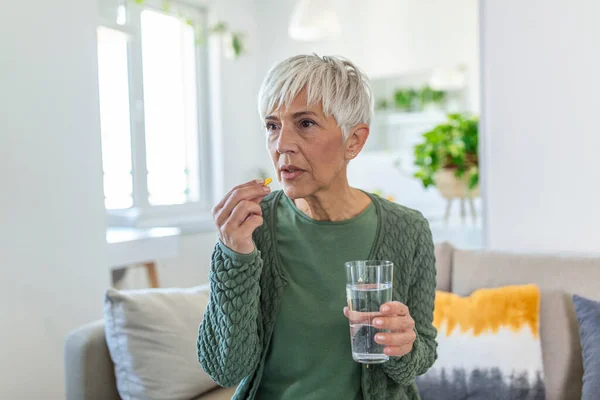 Senior Kvinna Tar Piller Med Ett Glas Vatten Handen Stressad — Stockfoto