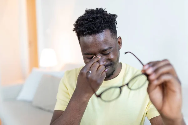 Hombre Africano Gafas Frota Los Ojos Sufriendo Ojos Cansados Concepto —  Fotos de Stock