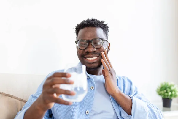 Joven Con Dientes Sensibles Mano Sosteniendo Vaso Agua Fría Con — Foto de Stock