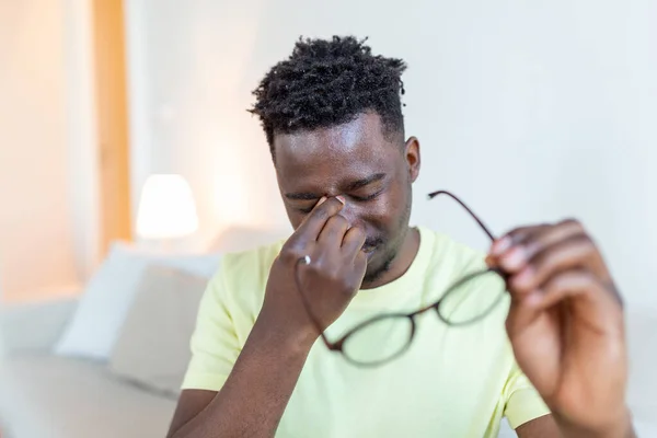 Hombre Africano Gafas Frota Los Ojos Sufriendo Ojos Cansados Concepto — Foto de Stock