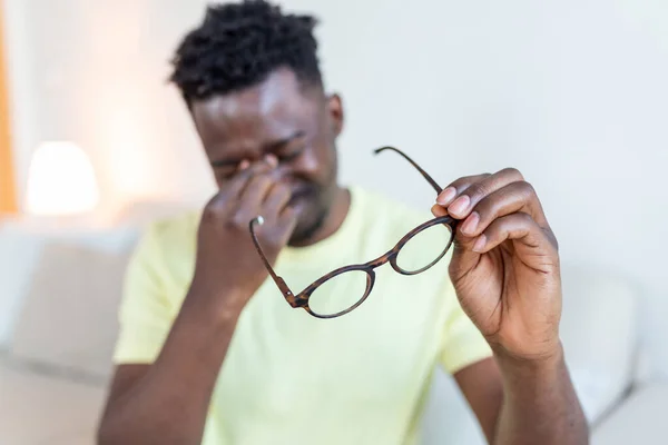 Uomo Africano Occhiali Strofina Gli Occhi Soffre Occhi Stanchi Concetto — Foto Stock