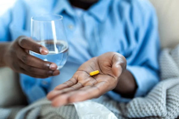 Siyahi Adam Elinde Haplar Kavanoz Tutuyordu Sağlık Ilaç Kavramı Hasta — Stok fotoğraf