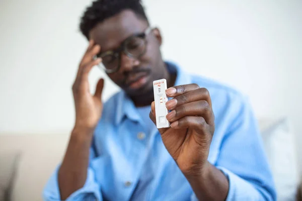 Genç Afrikalı Adam Pozitif Coronavirüs Taşıyor Covid Hızlı Test Genç — Stok fotoğraf