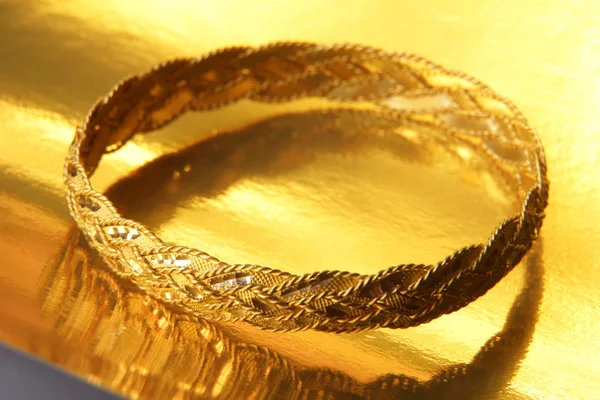 Pulsera de oro — Foto de Stock