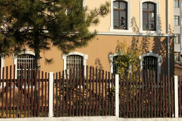 Valla y edificio —  Fotos de Stock