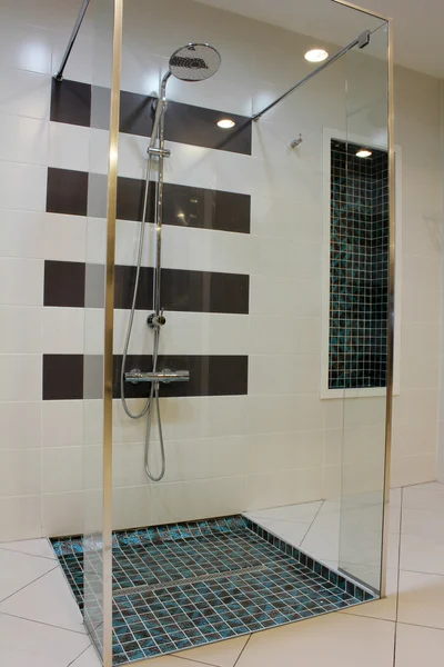 Moderni kylpyhuone — kuvapankkivalokuva