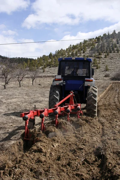 Campo de arados de tractor — Foto de Stock