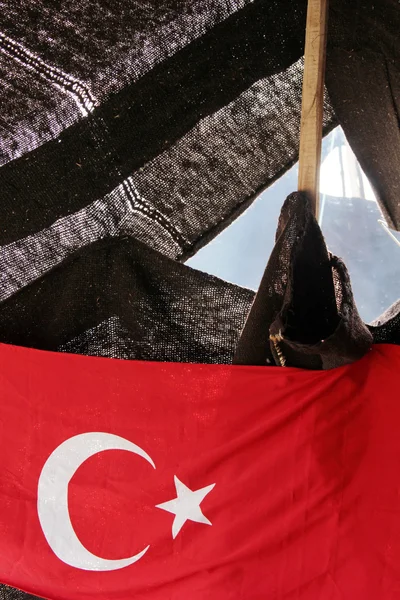 Türkische Flagge und Nomadenzelt — Stockfoto