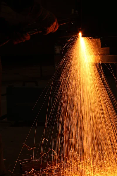 Étincelles de soudage fabriquées dans la machine CNC — Photo