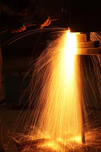 Étincelles de soudage fabriquées dans la machine CNC — Photo