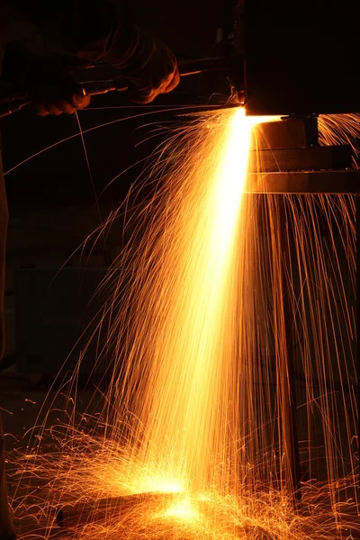 Étincelles de soudage fabriquées dans la machine CNC — Photo