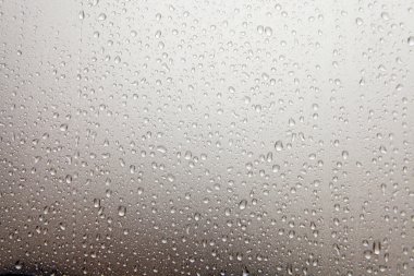 Camına düşen yağmur damlaları 