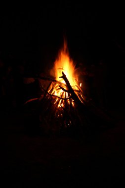 kamp ateşi doğa arka planda