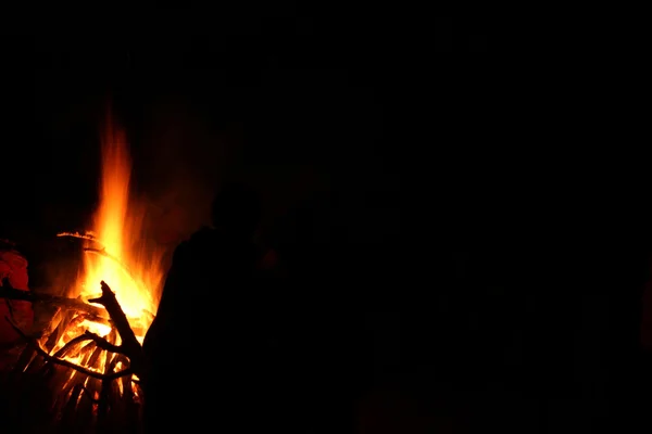 แคมป์ไฟในพื้นหลังธรรมชาติ — ภาพถ่ายสต็อก