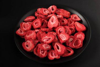 Kurutulmuş Çilek Dilimleri Yemeye Hazır. 