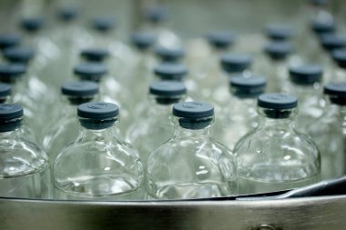  Farmasötik üretim hattının yakın plan çekimleri