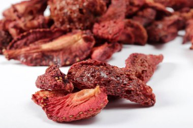 Kurutulmuş çilek dilimleri yemeye hazır. Organik Gıda.