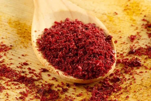 Röd Paprika Flingor Träsked — Stockfoto