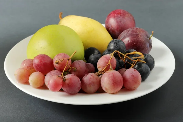 Frutas Frescas Uva Ciruela Manzana Pera Plato — Foto de Stock