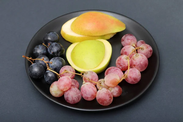 Fresh Fruits Grape Apple Pear Plate — Stock Photo, Image