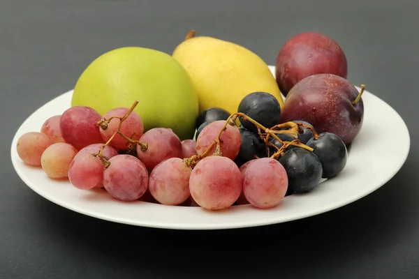 Frutas Frescas Uva Ciruela Manzana Pera Plato — Foto de Stock