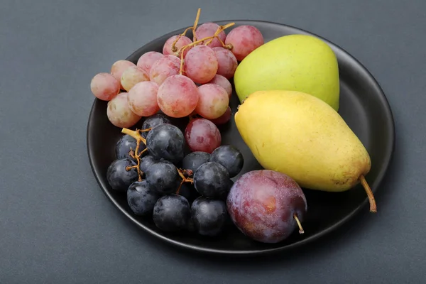 Fresh Fruits Grape Plum Apple Pear Plate — Stock Photo, Image